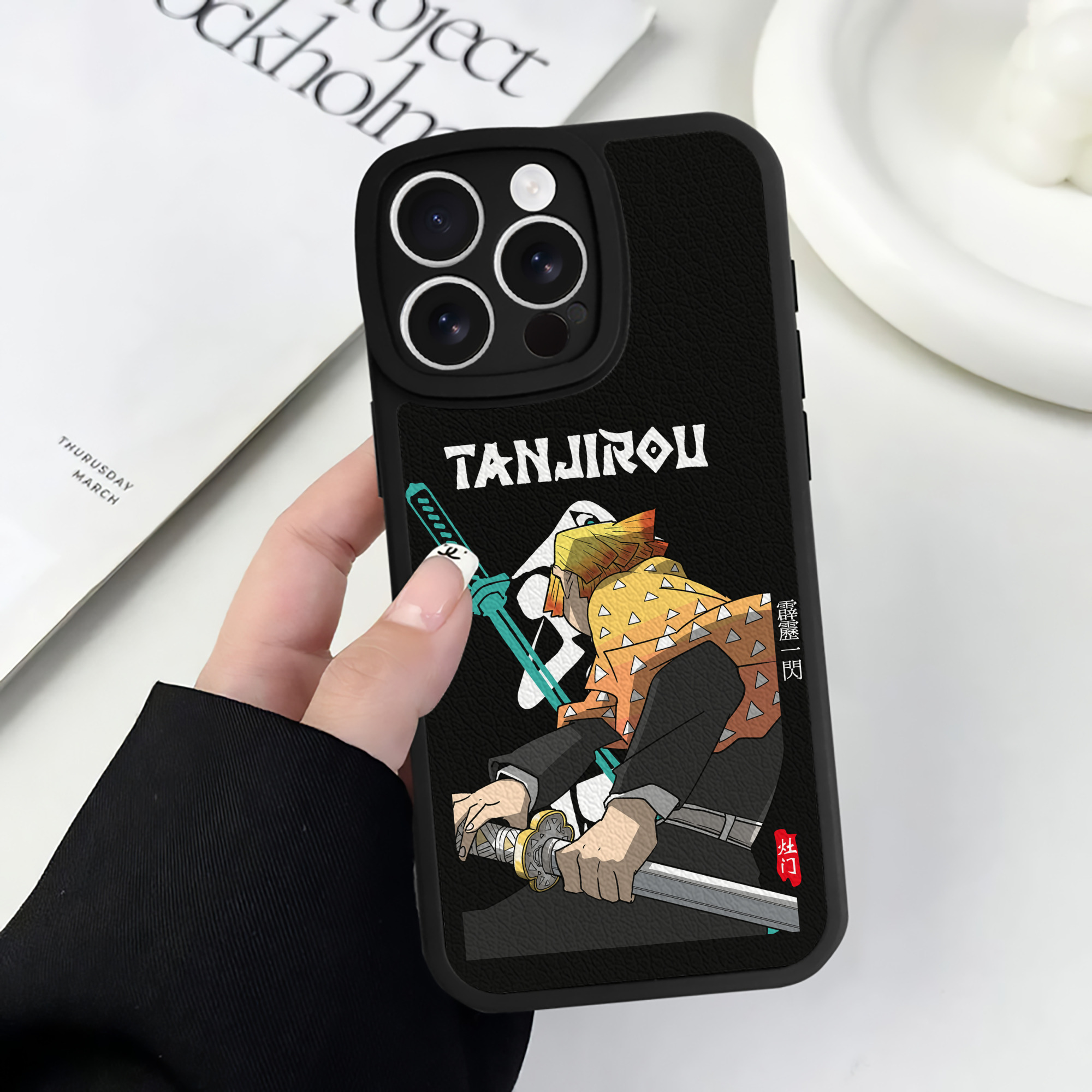 （画像用） 鬼滅の刃（きめつのやいば）我妻 善逸／あがつま ぜんいつ Agatsuma Zenitsu 【iPhone 16シリーズ対応】シリコンスマホケース（レザー調） 材質：シリコン